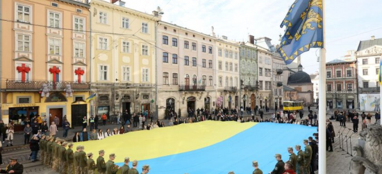 У центрі Львова сотні людей виконали Гімн України (ФОТО, ВІДЕО)