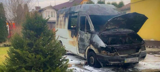 У Дрогобичі на подвір’ї спалахнув Mercedes Sprinter