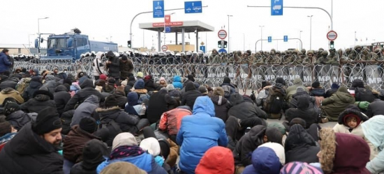Тисячі мігрантів прийшли до білоруського КПП на кордоні з Польщею (ВІДЕО)