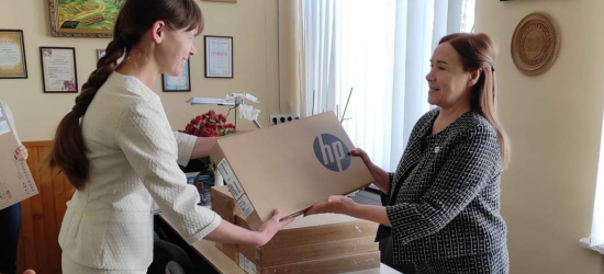 11 областей України отримали 20 тис. ноутбуків для вчителів