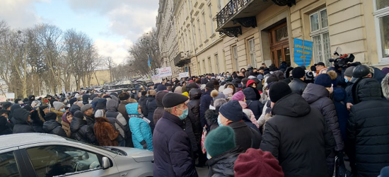 Кілька тисяч освітян пікетують Львівську обласну раду (ФОТО)