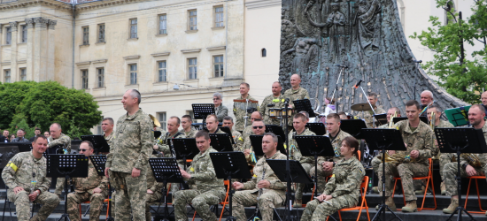 Оркестр Національної військової академії виступив з концертом у центрі Львова (ФОТО)