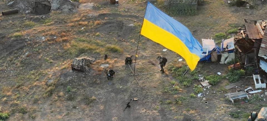 Військові показали, як встановили український прапор на Зміїному (ФОТО)