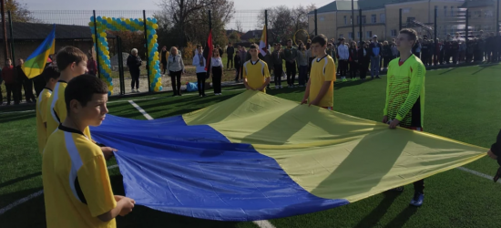 На Золочівщині відкрили спортивний майданчик зі штучним покриттям