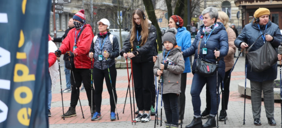 «Здорова прогулянка»: у Львові сьогодні усі охочі навчалися скандинавської ходьби та мали можливість перевірити здоров’я