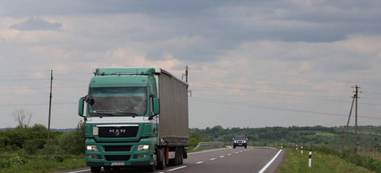 На відремонтованій дорозі до новозбудованого пункту пропуску «Нижанковичі – Мальховіце»  наносять дорожню розмітку