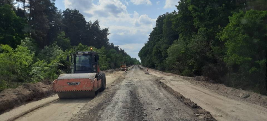 На Львівщині кілька бригад дорожників ремонтують прикордонну трасу  Червоноград – Рава-Руська 