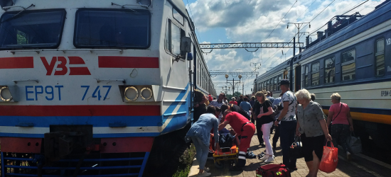 На вокзалі у Бродах літній чоловік знепритомнів та упав обличчям на колію