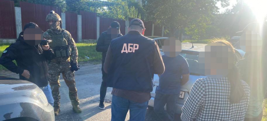 ДБР повідомило про підозру правоохоронцям, які допомагали ухилянтам виїхати за кордон 