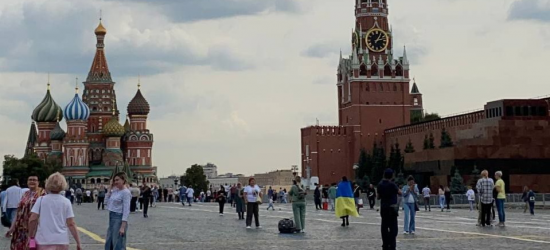 Біля Кремля затримали жінку із прапором України