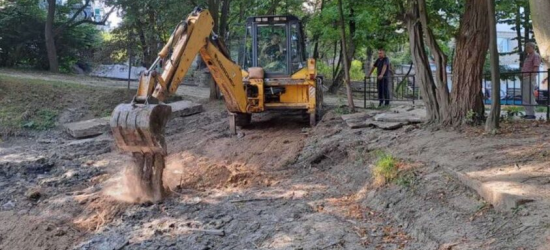 У Львові очищають  від сміття озеро на вул. Тернопільській