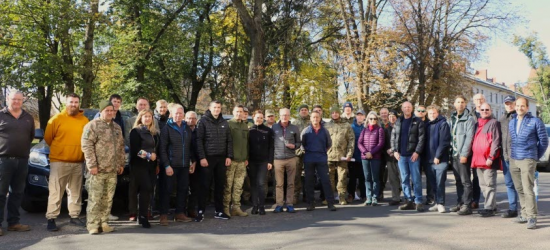 Великобританські фермери з передали ще майже десяток авто для захисників