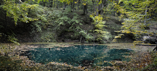 На Золочівщині унікальні карстові водойми «Сині вікна» стали яскраво бірюзовими (ФОТО)