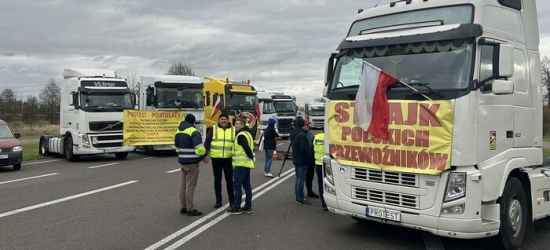 До поляків, які блокують кордон від українських перевізників, пропонують застосувати санкції – петиція 