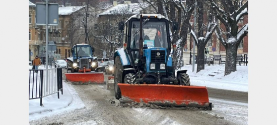 На вулицях Львова працює понад 100 одиниць снігоприбиральної техніки