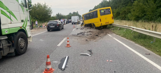 На Львівщині водій «Субару» загинув внаслідок зіткнення з маршруткою