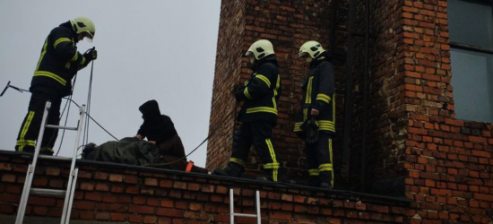 У Львові жінка впала з 4 метрової висоти на дах – рятували надзвичайники та медики