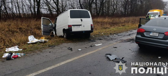 Унаслідок зіткнення легковика та буса на Золочівщині травмовано двох людей