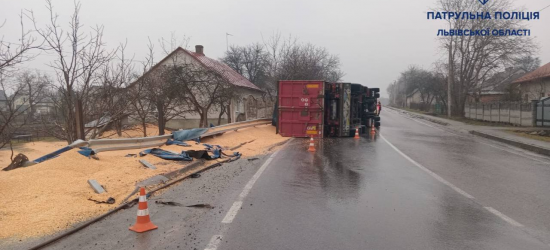 На трасі «Львів – Шегині» перекинулась фура зі зерном