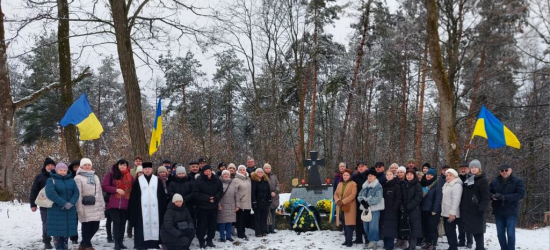 Депутати Львівської облради вшанували пам'ять загиблих українців у Верхраті та горі Монастир у Польщі