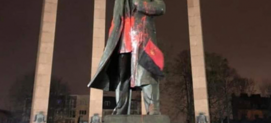 Вандали у Львові облили фарбою пам’ятник Бандері (ФОТО)