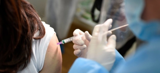До кінця січня від COVID-19 мають вакцинуватися медики, комунальники та місцеві чиновники – МОЗ