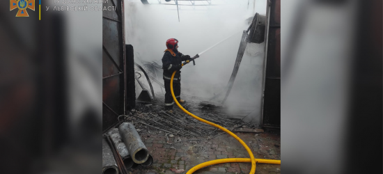 На Львівщині 11 вогнеборців гасили пожежу в господарській будівлі