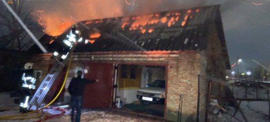 У Червонограді рятувальники гасили пожежу в гаражі (ФОТО)