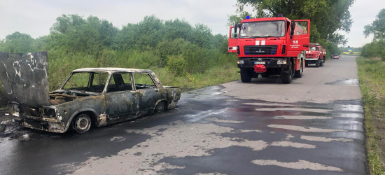 Минулої доби на Львівщині вщент згоріли два автомобілі: опіки отримав водій однієї з автівок