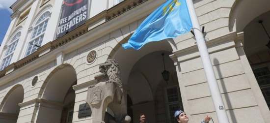 Біля львівської ратуші вивісили прапор кримських татар