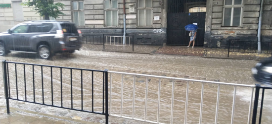 Сильна злива у Львові: пошкоджено десятки дахів і лінії електропередач 