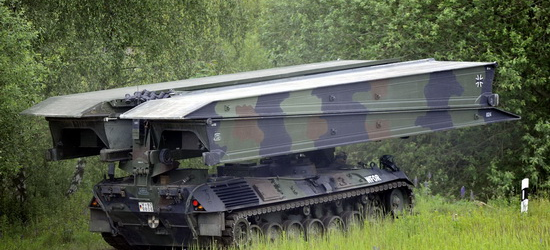Німеччина передасть Україні 16 танків для наведення мостів