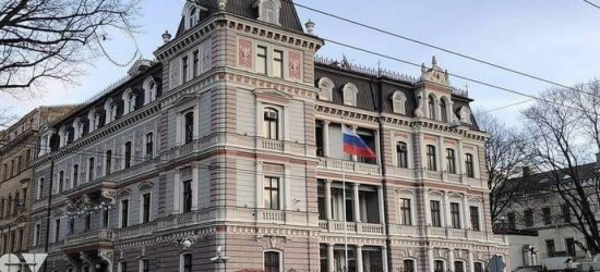 Посольство росії у Латвії не хоче чіпляти табличку з новою назвою вулиці «Незалежності України»