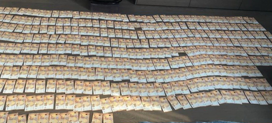 У спійманої на хабарі чиновниці ЛМР та її спільників виявили валюту на 8 млн грн та дорогі авто 