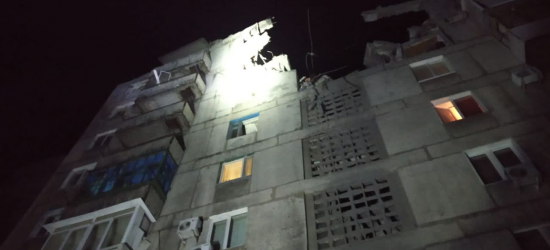 Окупанти вдарили ракетою по багатоповерхівці у Торецьку: з-під завалів врятували 19 осіб, серед них – 2 дітей