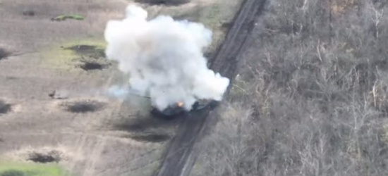 Українські воїни показали відео, як вони «гостинно спалюють» танк окупантів