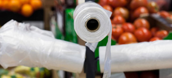 Українці за рік скоротили використання пластикових пакетів на 40-90% – Мінекономік