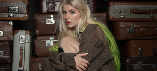 Оголене тіло та душа: співачка Уляна Ройс у новій пісні розповіла, що взяла у тривожну валізку