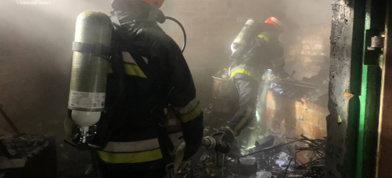 У Львівському районі рятувальники гасили пожежу в господарській будівлі (ФОТО)