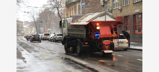 Вулиці Львова вночі прибирало майже 90 одиниць снігоприбиральної техніки