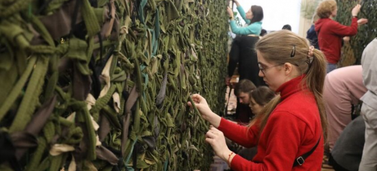 У Львові волонтери потребують тканин для плетіння маскувальних сіток