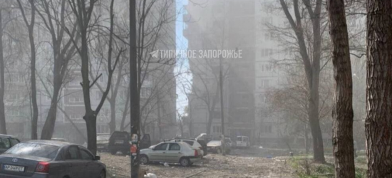У Запоріжжі російська ракета влучила у багатоповерховий житловий будинок (ВІДЕО)
