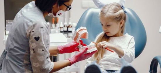 Час подбати про посмішку: в якому віці дитину потрібно вести до стоматолога 