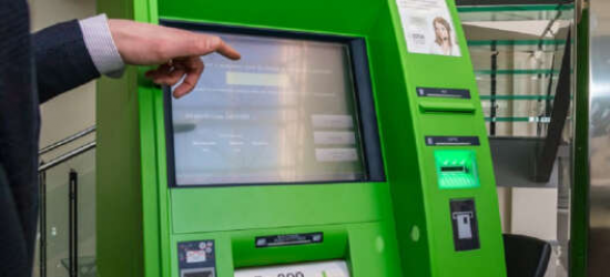 «ПриватБанк» припинив приймати іноземну валюту у терміналах