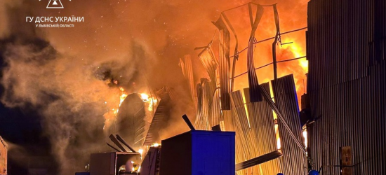 Вогнеборці досі ліквідовують пожежу на складах у Львові (ФОТО, ВІДЕО)