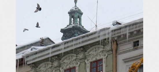 Львів’ян закликали остерігатись бурульок і снігу на дахах 