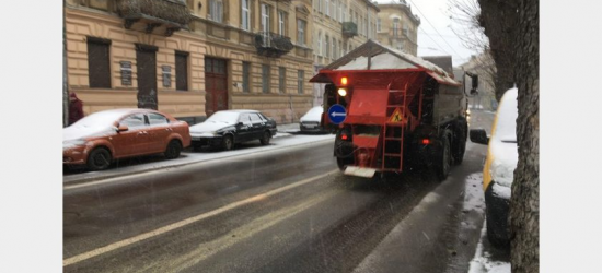 Уночі у Львові працювало 37 одиниць снігоприбиральної техніки